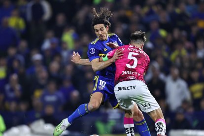 Edinson Cavani (i) de Boca disputa un balón con Richard Schunke de Independiente, a un partido por la clasificación a los octavos de final de la Copa Sudamericana