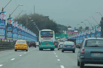 El puente de la Unidad Nacional, durante la campaña de la última consulta popular, también fue 'decorado' con afiches.