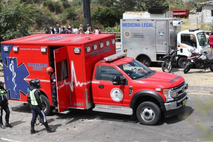 El Cuerpo de Bomberos de Quito llegó a este siniestro para brindar su ayuda.