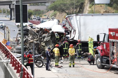 Dos camiones chocaron en Quito