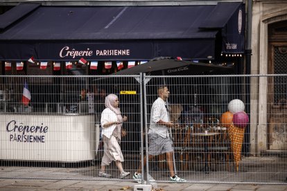 Las calles de París ya lucen amuralladas con grandes vallas para restringir el acceso.
