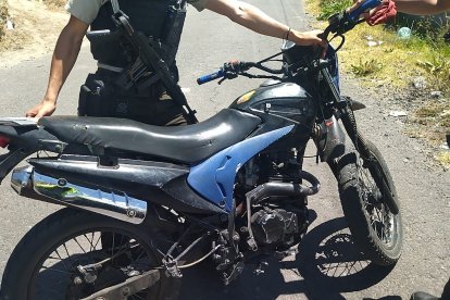 En esta moto presuntamente se movilizaban los sospechosos cuando fueron atrapados.