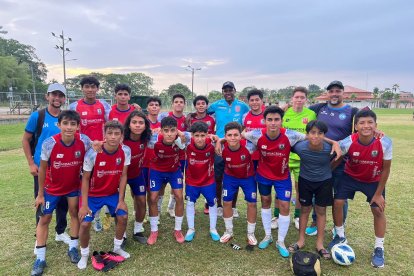 Carlos Hidalgo con los jugadores que dirige en Manabí.