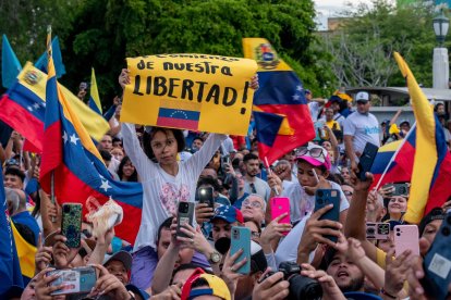 Simpatizantes del candidato a la Presidencia de Venezuela por la Plataforma Unitaria Democrática (PUD), Edmundo González Urrutia, asisten a un acto de campaña.