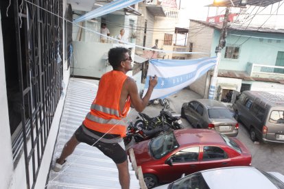 Las largas banderas de Guayaquil fueron colgadas desde las ventanas.