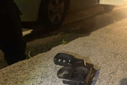 El revólver tenía dos vainas percutidas en su tambor.