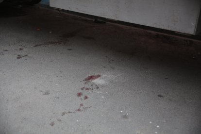 Las manchas de sangre quedaron en el piso.