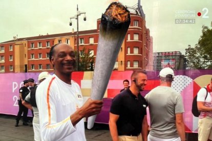 Los internautas crearon memes del recorrido de Snoop Dogg con la antorcha.