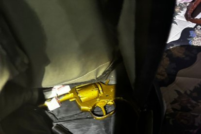 Estas son dos de las tres armas que fueron decomisadas por los investigadores.