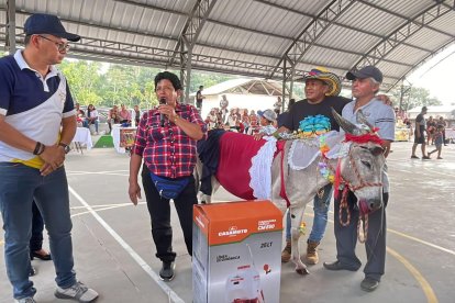 La ganadora del concurso estaba contenta con el premio recibido.
