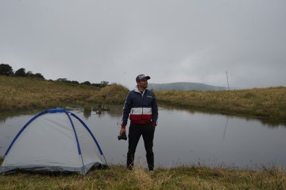 En una reserva de bosque primario permiten acampar.