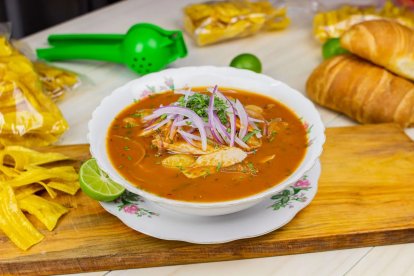 El encebollado es una sopa tradicional de nuestra Costa que está compuesta por pescado, yuca y cebolla colorada.