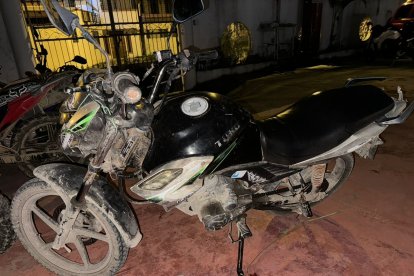 Entre las evidencias recuperadas se encuentran una motocicleta negra, un arma de fuego y dos cartuchos sin percutir.