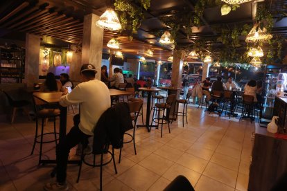 Restaurantes ofrecen comida y música en vivo hasta las 24:00, como alternativa a los bares.