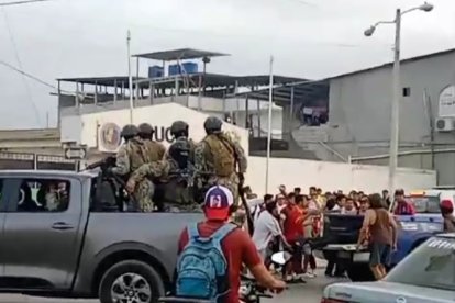 Militares yb policias llegaron al lugar del atentado.