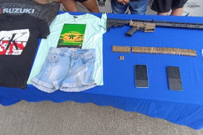 Entre las evidencias hallaron un arma tipo fusil.