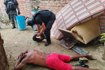 El momento de la detención de un hombre en Esmeraldas.