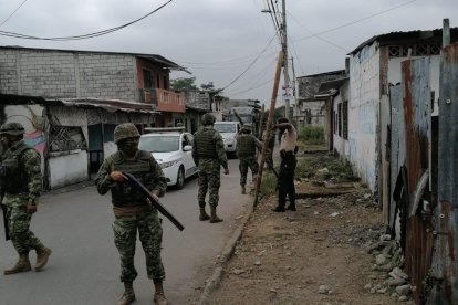 Unos ochenta uniformados se desplegaron en el sector.