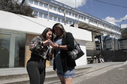 Su madre y su prima se mueven por todos lados para gestionar la adquisición del medicamento.