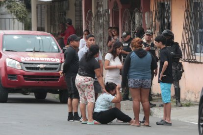Familiares de Jesús lloran desconsolados.