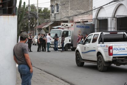 El cuerpo de Luis Muñoz fue retirado de la estación de bomberos.