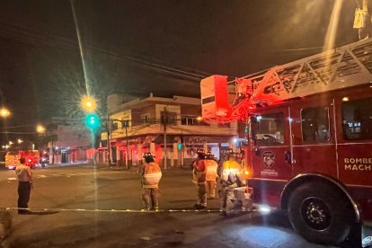 Los bomberos estuvieron en el sitio ayudando a controlar la explosión.