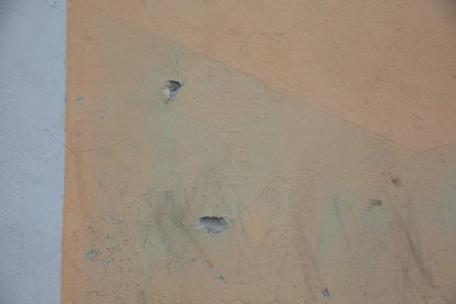 En las paredes quedaron las marcas de las balas luego del ataque.