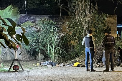 Agentes exploraron la zona donde estaban los cuerpos tendidos.
