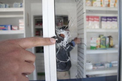 Estos son los rastros que dejaron las balas dentro de una farmacia.