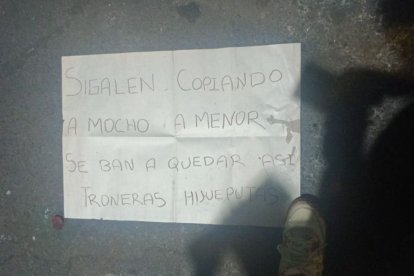 Este mensaje dejaron los sicarios encima del cuerpo de una de las víctimas.