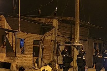 Agentes de la policía indagan los motivos de los últimos asesinatos.