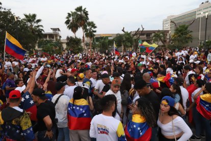 Venezolanos esperan resultados de las elecciones de este 28 de julio.