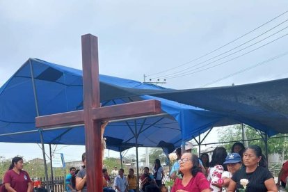 Varios creyentes presenciaron la colocación de la nueva cruz en Sitio Nuevo.