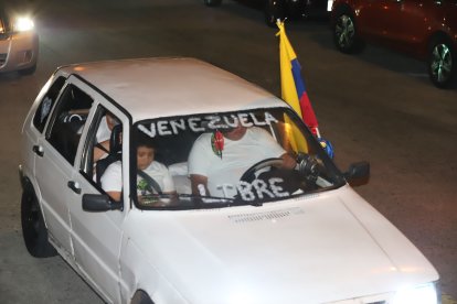 Cientos de venezolanos se reúnen en Guayaquil a esperar los resultados de las elecciones.