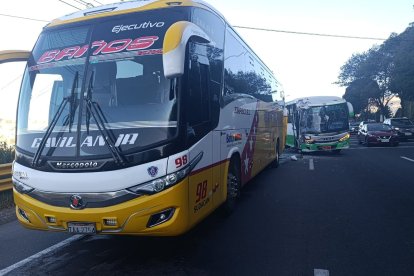 Los dos buses son de transporte interprovincial así como interparroquial.