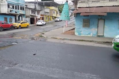 Los cuerpos estaban ensangrentados en la calzada.