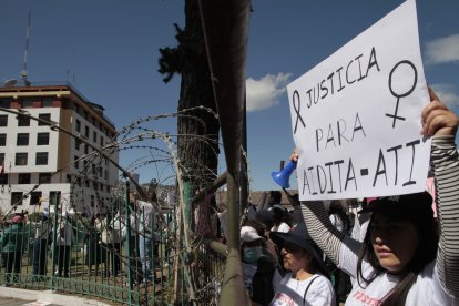 Varios colectivos sociales se unieron al plantón para pedir justicia.