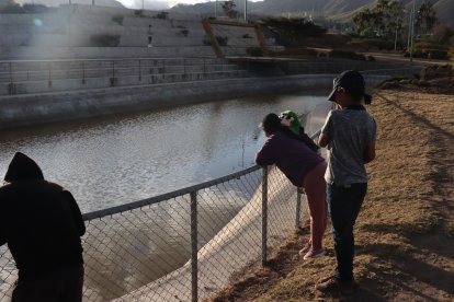 En el parque, los niños se  divierten viendo los animales que hay en la laguna, pero corren el riesgo de lastimarse con los alambres.