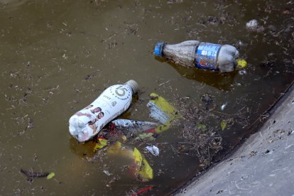 El reservorio está lleno de basura