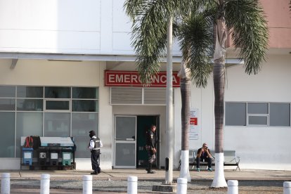 Familiares del menor baleado realizan los trámites para retirar el cuerpo.