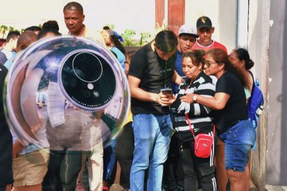 Hay largas filas en Guayaquil de personas que buscan 20 dólares a cambio de permitir el escaneo de sus ojos.
