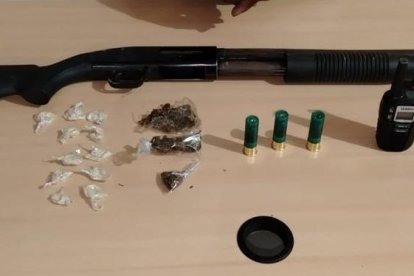 Los objetos que se decomisaron en el lugar.