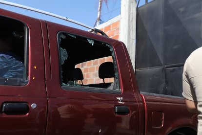 Vehículos que se encontraban dentro del inmueble quedaron con daños a causa del ataque.