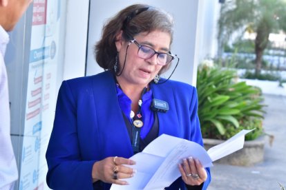 Gladys Torres revisa el informe de los resultados del ADN.