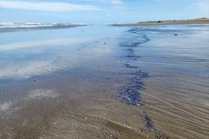 El crudo llegó hasta la playa Las Palmas, en Esmeraldas.