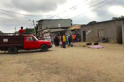 El cuerpo de la víctima quedó tendido en la calle.
