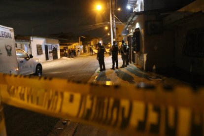 El sitio del crimen fue acordonado por miembros de la Policía.