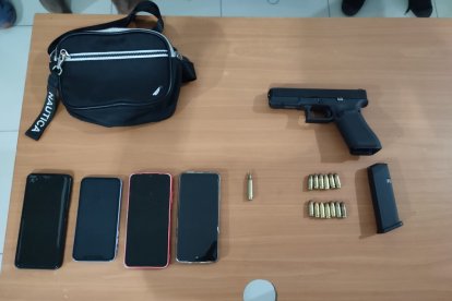 Las evidencias halladas en poder de los sospechosos.