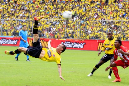 Díaz y un gol de chilena e1 1 de julio de 2012, ante Técnico Universitario. Foto ícono.