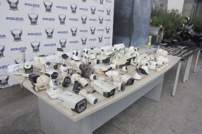 Entre los objetos incautados había 81 equipos de vigilancia, usados por bandas delictivas.
